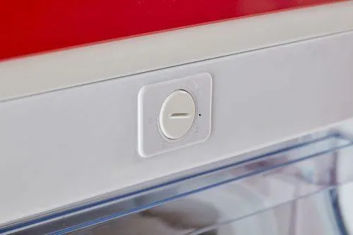 Unique UGP-175L UF W Unique 6.1 cu/ft Solar Powered DC Upright Freezer