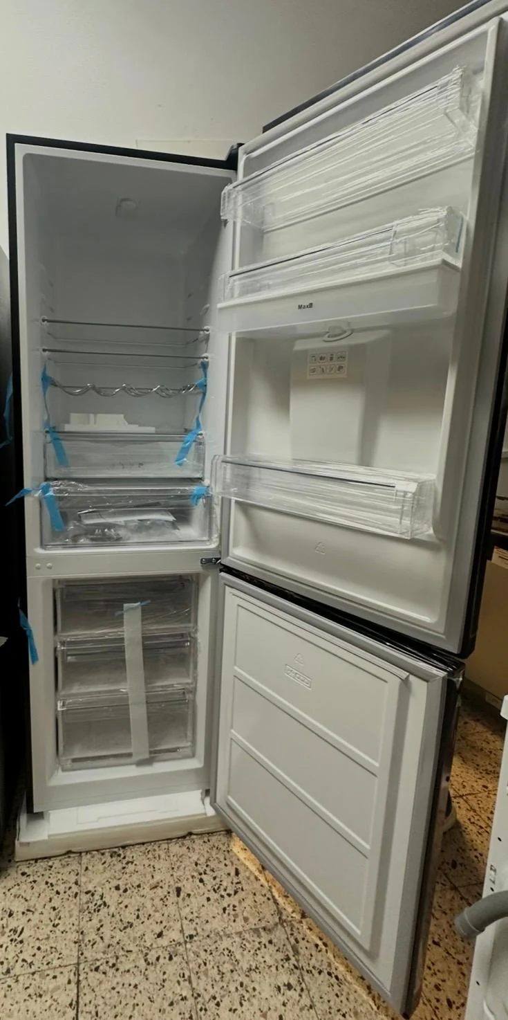 Frigorífico Combinado HKGK18560CDBI|313 litros |Dispensador de Água - HANSEATIC